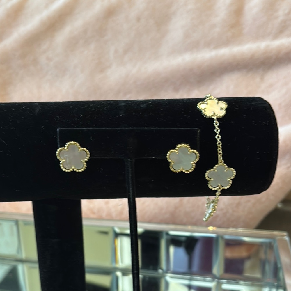 Elegant Gold and White Clover Jewelry Set